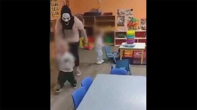 米保育士がハロウィン用のマスクで子どもを怖がらせる… 虐待の疑いで職員5人逮捕