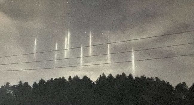 北海道函館市の夜空に8本の「光の柱」突如出現、その正体は…