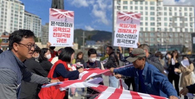 【韓国】『旭日旗』を踏みつけ、引き裂き… 日本の観艦式参加に市民が憤怒