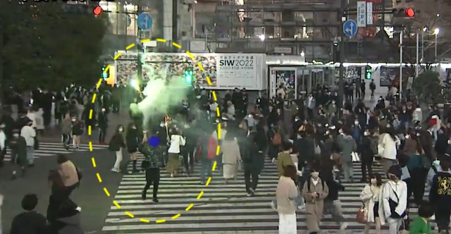 【動画】「目立ちたかった」渋谷スクランブル交差点で約50発の“花火“発射した男を確保