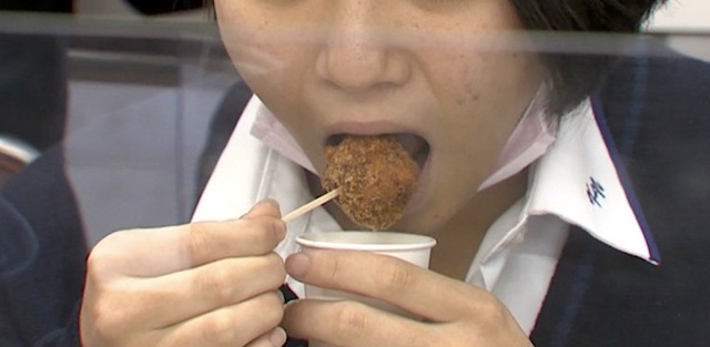 【日本初】学校給食にコオロギ導入　食べた生徒「かぼちゃの甘みとコオロギの、エビやカニのような香ばしさ」