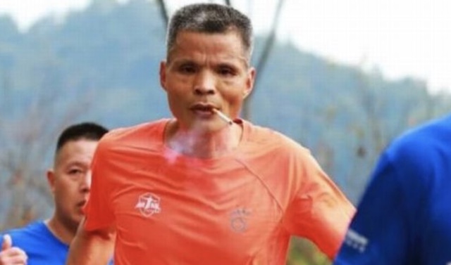 【凄い】中国のマラソン大会に出場した男性、タバコを吸いながら完走　自己ベスト更新