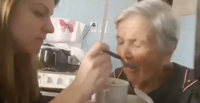【動画】『アルツハイマー病で家族の顔も分からなくなってしまった祖母に、孫娘が寂しくも献身的に食事をさせていると…』