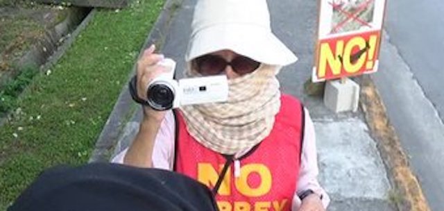 【沖縄】ボギーてどこんさん、サングラスかけカメラを持った人物に追跡される…