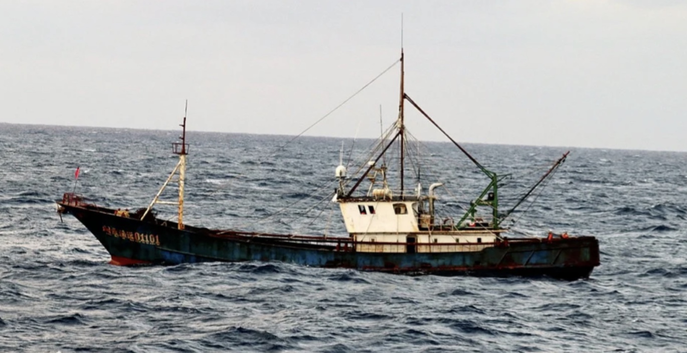 中国サンゴ船、長崎沖のＥＥＺ内で停船命令に従わず逃走 → 船長逮捕「怖くなって逃げた」