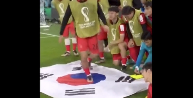 【W杯】韓国選手、自国の国旗を踏みつけ大炎上…（※動画）