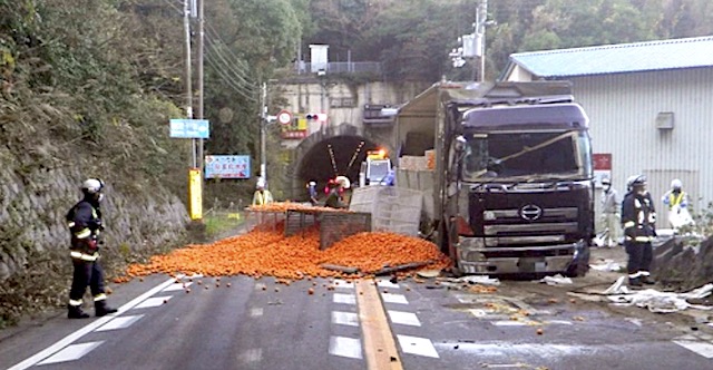 和歌山でトラック横転、ミカン10トン散乱… 国道6時間通行止め