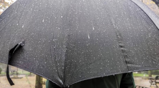 【福岡】小太りの中年男性「雨が降ってるから、この傘使いな」男子小学生への声かけ → 不審者として通報される…