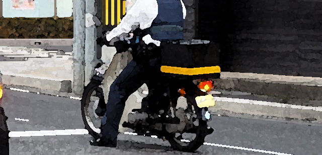 路上に座り込んでいた80代男性をバイクで家に送った警官「ノーヘルでバイクに乗せてる」と市民が動画撮影し密告、処分される…