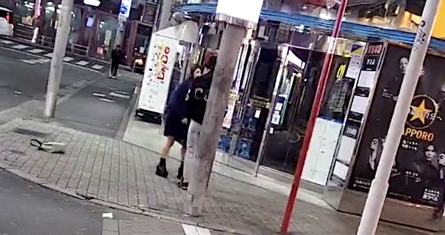 【動画】路上で男性を殴った女性、殴り返され気絶…