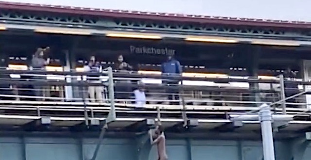 【動画】全裸の男性が地下鉄高架橋から落下… 大勢が救助せずに撮影