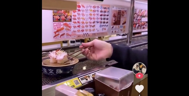 【話題】『回転寿司で他の人が注文した寿司を皿を取らずに食べる…』（※動画）