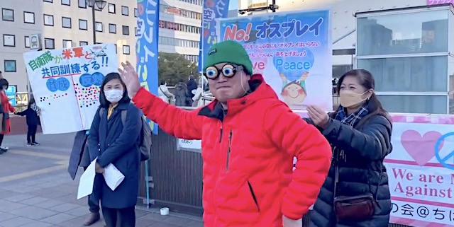 【動画】令和タケちゃん「自衛隊の降下訓練へ反対デモをしていた共産党の前でおかあさんといっしょのブンバ・ボーンを踊ってみたら...」