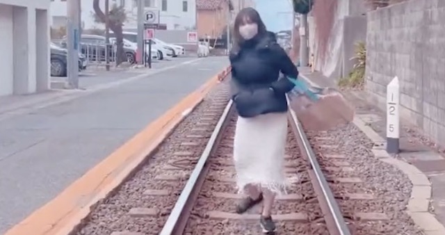 【動画】インスタグラマーさん、江ノ電の線路の上を歩いて動画撮影 → 炎上 → 公開された謝罪文がこちら…