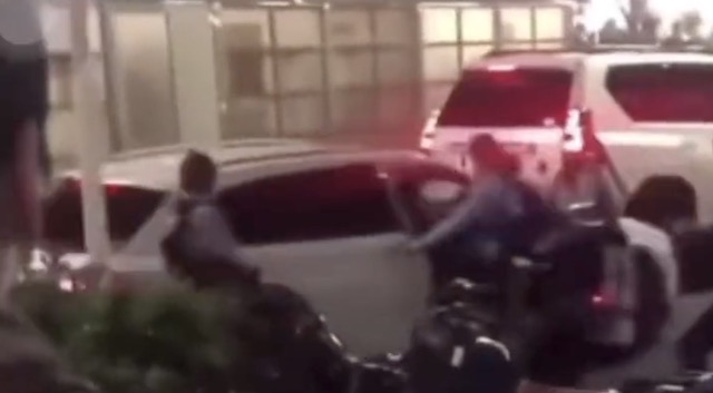 【話題】『日本です。警察が群がる車を急発進する、迷惑行為…』(※動画)
