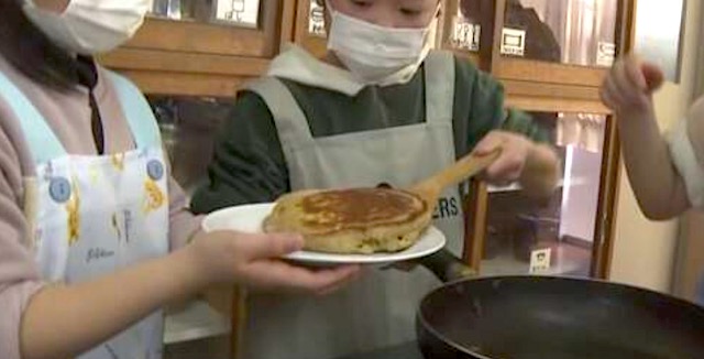 【NHK】“昆虫食”学ぶ小学生 コオロギパウダーでパンケーキ作り「おいしい」「パウダーにしたら気にならない」