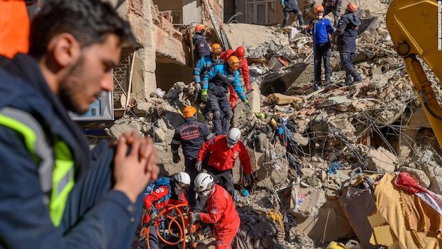 韓国で集まったトルコ大地震への「寄付の品」に批判… 片方だけの靴、破れた靴下も