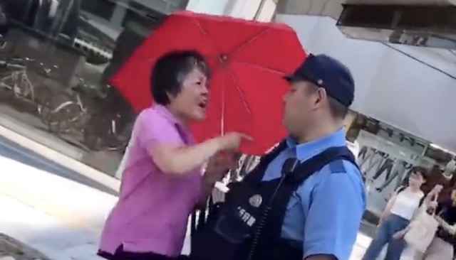 女性、警察に奇声を上げる…(※動画)