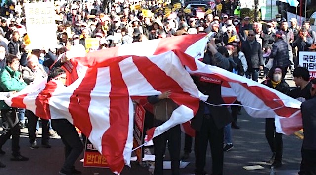 【ハンギョレ】「福島第一原発の汚染水で済州の海は死ぬ」…ずたずたに引き裂かれた旭日旗