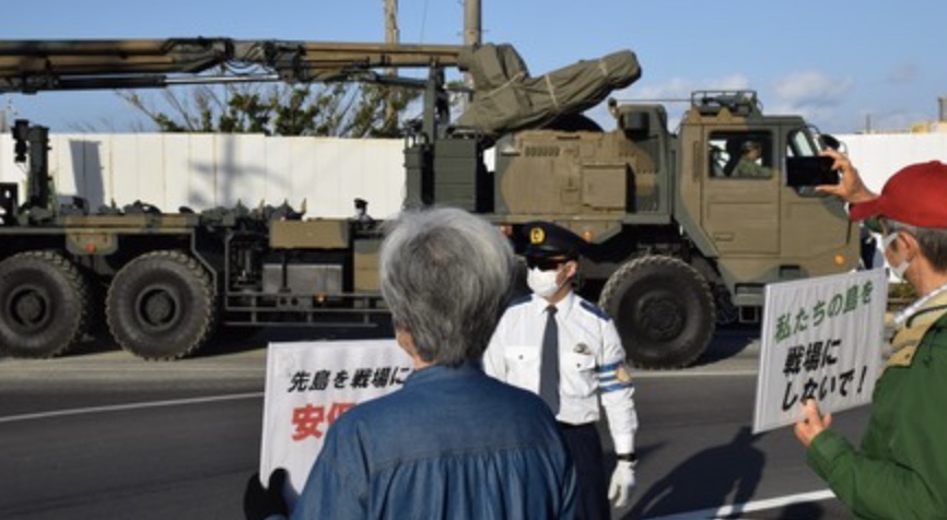 石垣島の新設駐屯地に車両搬入１５０台 → 市民らが「島を戦場にするな」等と意味不明な抗議
