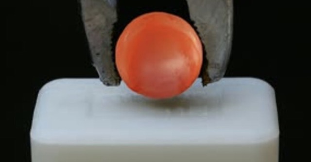 【動画】ローションの中に1000℃の鉄球を入れると こうなる…