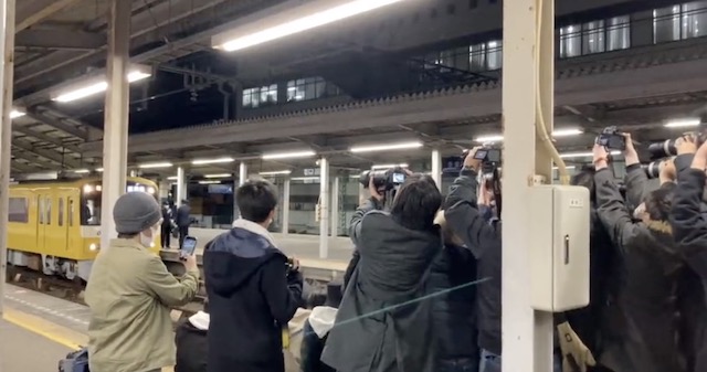 【動画】「撮ったらどけよ！」「おい！」撮り鉄約30人が駅で罵声… 京急は対応苦慮「終わると逃げて行った」
