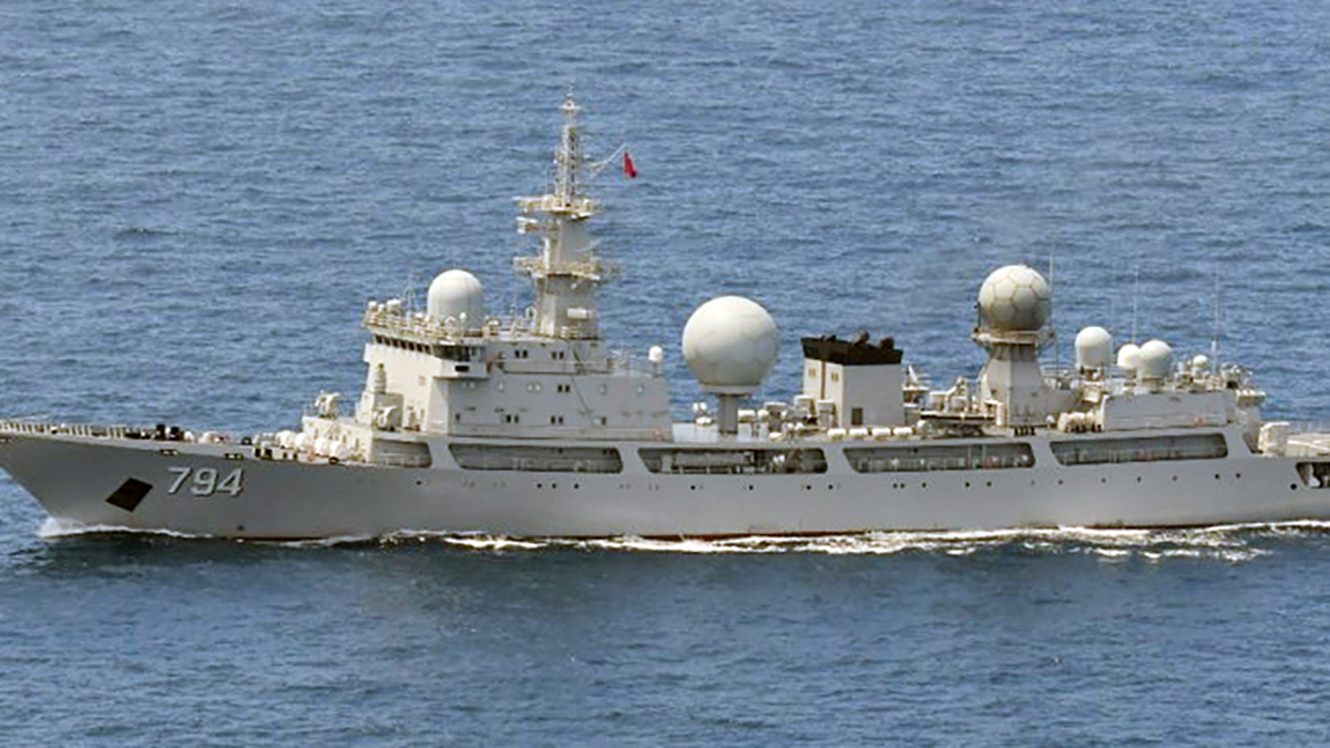 中国海軍の情報収集艦、日本列島をあっさり１周