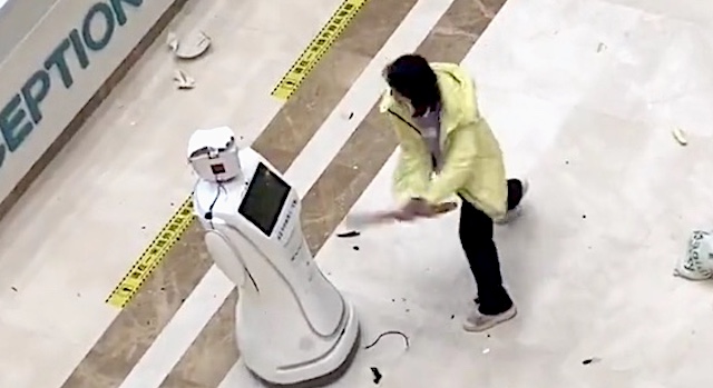 【話題】『中国の病院でロボットを破壊する女がヤバい…』(※動画)