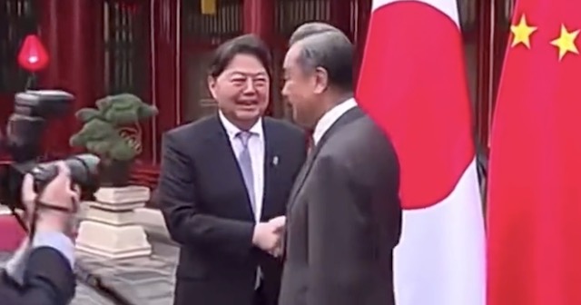 【異常】林外務大臣、自国民を拘束している中国へ出向き“ニッコニコ”で握手「私の訪中が実現して嬉しい」