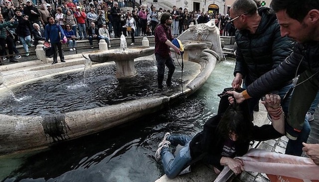 環境保護団体、スペイン広場の噴水に“黒い粉”ぶち撒け抗議
