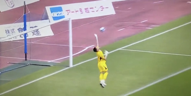 【動画】日本サッカー、大誤審で炎上…『これはあり得ない』『ビデオ判定導入しとけ』