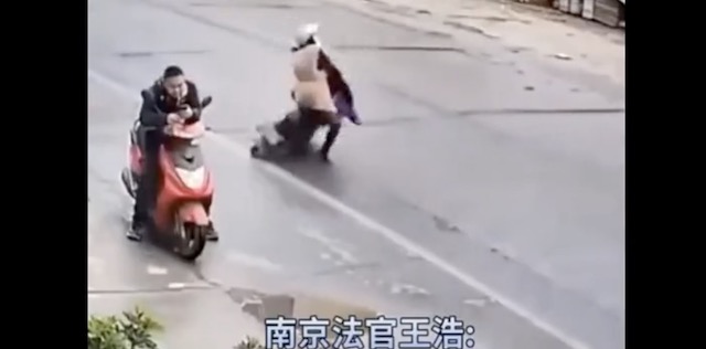 【動画】中国、バイクが転倒しても誰も助けない…
