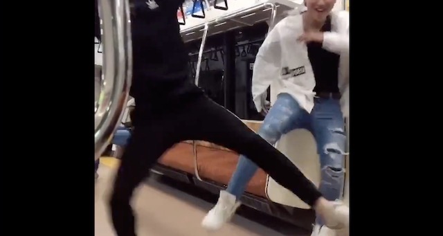【話題】『TikTokで目立つために電車内でダンスを踊る少年達… これは迷惑？迷惑じゃない？』(※動画)