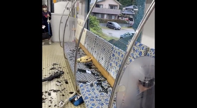 【福岡】JR香椎線、走行中の電車に投石か… ガラスが大破し緊急停車(※動画)