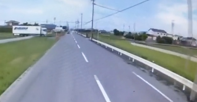 【動画】60キロ走行のトレーラー『底が抜けるくらい強くブレーキを踏んだけど、止まれない！』