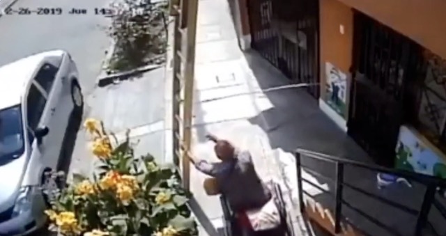 【動画】車椅子の男性「この梯子、邪魔！」→ 強く揺さぶった結果…