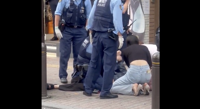 【動画】歌舞伎町で喧嘩発生 → 友達を殴る → 警察到着 → 何故か警官を殴る → 公務執行妨害で逮捕
