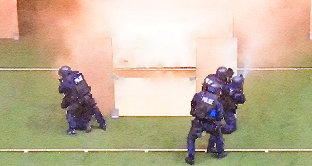 福岡で立てこもり事件発生 → 福岡県警が閃光弾を使い突入、男の身柄を確保