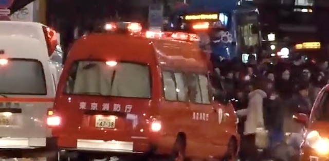 【動画】東京都民、緊急車両に道を譲らない…