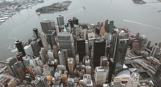 ニューヨーク、高層ビル群の重さで年間平均1～2ミリ地盤沈下していることが判明…
