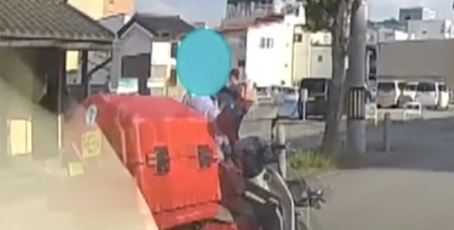【動画】追い越されブチギレ… 叫びながら中指立てたバイク郵便配達員、ドラレコ晒され指導受ける…