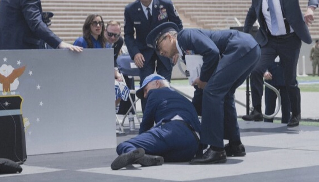 バイデン大統領（80）　空軍士官学校卒業式で転倒　黒い砂袋につまずく