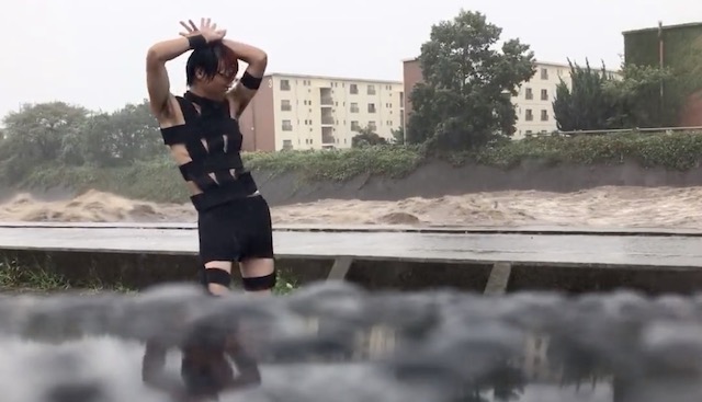 【動画】氾濫した川の前で...『HOT LIMIT』