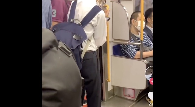 【話題】『リュックの男が電車の出入り口を塞ぐ迷惑行為、駅員を呼ばれてもフル無視… 最後はイラついたおじさんに顔面を叩かれる』(※動画)
