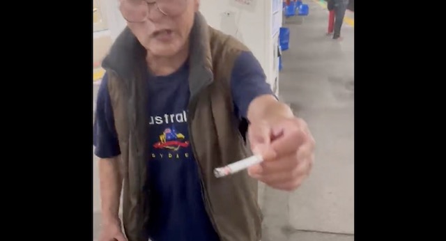 【動画】駅のホームでタバコを吸う“老害”を注意した男性、逆ギレされて“根性焼き”されそうになる…