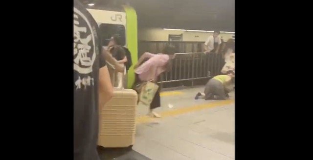 【動画】JR新宿駅 山手線車内に刃物持った男性(外国籍)、避難した3人がけが → 男性はみずからを料理人だと主張「うたた寝をし、タオルが外れて包丁が見えてしまった」