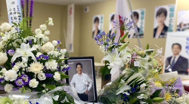 稲田朋美議員「たくさんの方が献花に来て下さいました(ﾊﾟｼｬﾘ)」「落選運動で福井入りしていた水島総さん他も献花してくださいました」