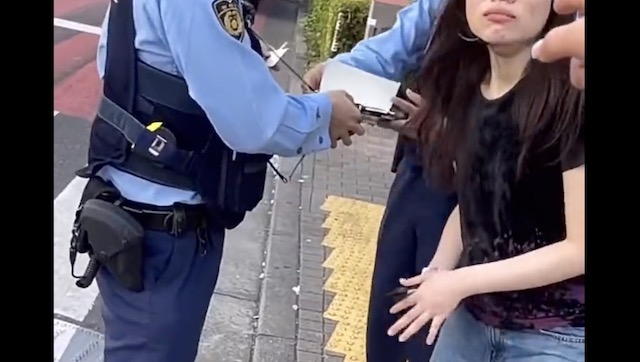【話題】『中国の女さんが日本の警察官を蹴った真相』(※動画)