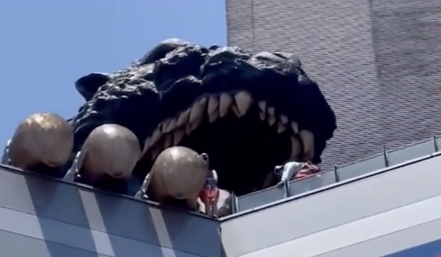 【動画】新宿東宝ビル“ゴジラ”の口元… 自殺を図った女性を救急隊員が無事確保