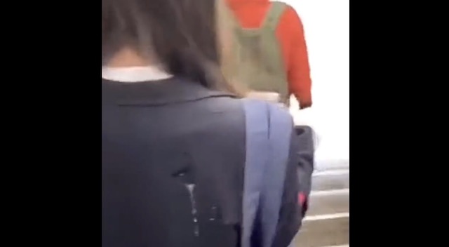 【迷惑】女子高生、背中に“白い液体”をぶっかけられる…(※動画)